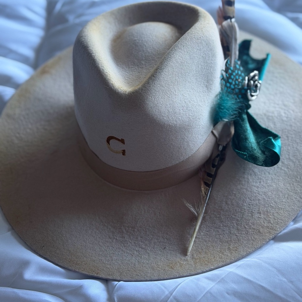 Cream Women's Hat with Feather Accent